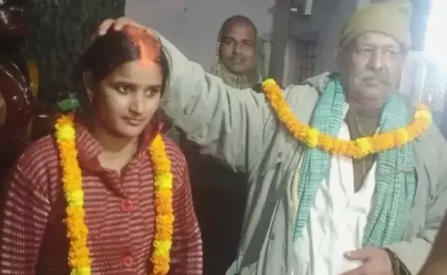 Viral News: కోడలిని పెళ్లి చేసుకున్న మామ.. ఈ వయసులో ఇదేం పోయేకాలం: నెటిజన్స్ ఫైర్ Viral News: కోడలిని పెళ్లి చేసుకున్న మామ.. ఈ వయసులో ఇదేం పోయేకాలం: నెటిజన్స్ ఫైర్