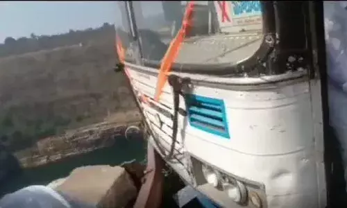 Breaking News :  TSRTC బస్సుకు తప్పిన పెను ప్రమాదం