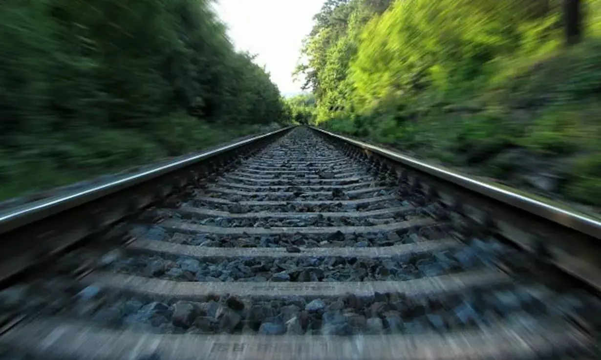 Mumbai: రైలు కింద పడి రైల్వే అధికారి ఆత్మహత్య