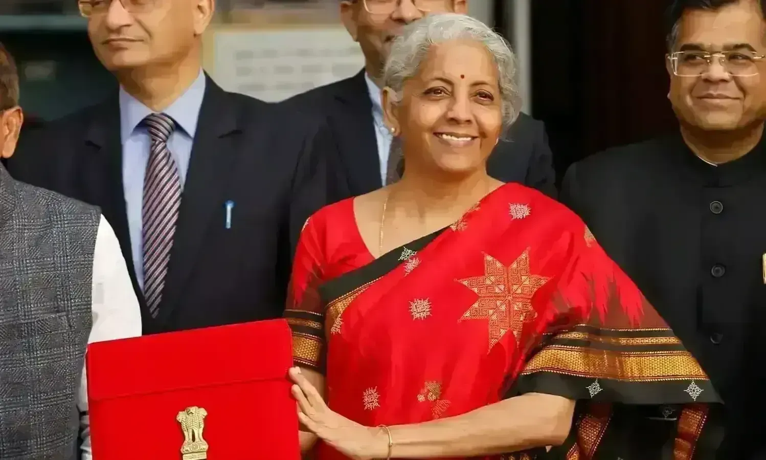 Budget 2023: అందరి కళ్లూ నిర్మలా సీతారామన్‌ చీరపైనే..