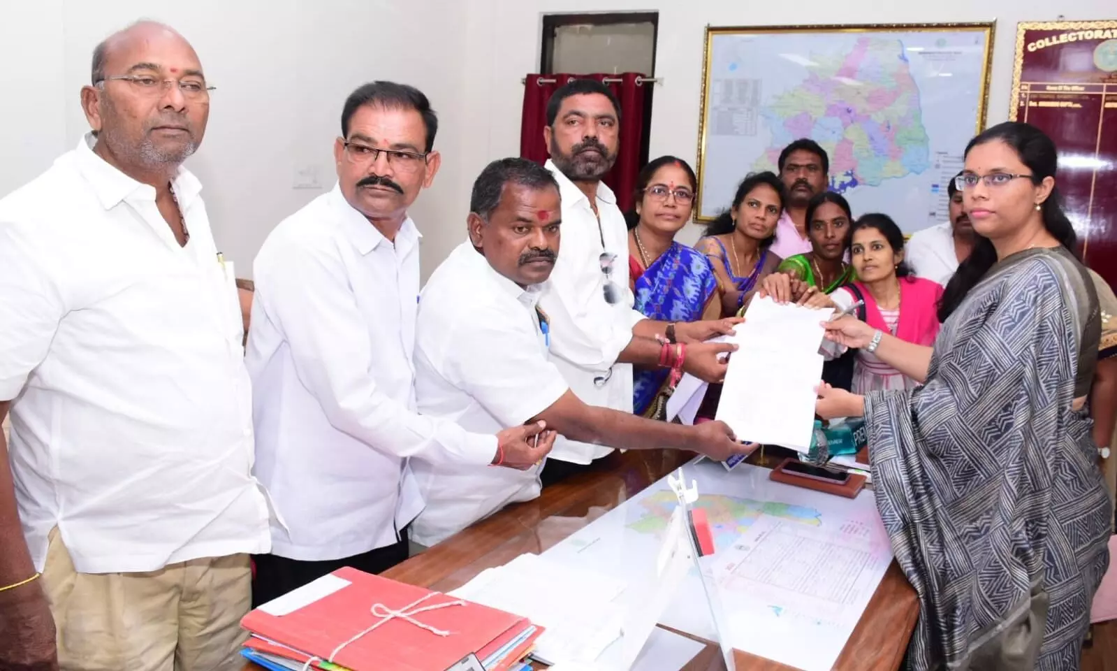 Telangana: నందికొండ మున్సిపల్ ఛైర్పర్సన్ పై అవిశ్వాం Telangana: నందికొండ మున్సిపల్ ఛైర్పర్సన్ పై అవిశ్వాం