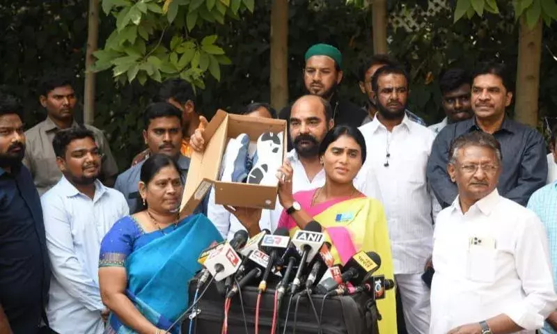 Telangana: అక్క మజాక్ చేస్తోందిలే....! Telangana: అక్క మజాక్ చేస్తోందిలే....!