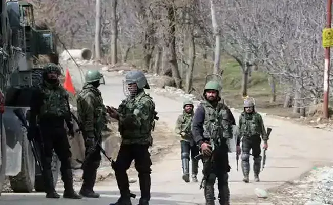 Jammu Kashmir: తీవ్రవాదిగా మారిన ప్రభుత్వ ఉపాధ్యాయుడు.. పోలీసులు అరెస్ట్ Jammu Kashmir: తీవ్రవాదిగా మారిన ప్రభుత్వ ఉపాధ్యాయుడు.. పోలీసులు అరెస్ట్