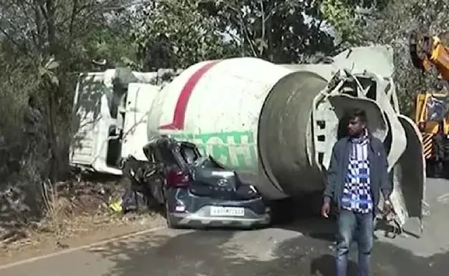 Accident: కారు మీద పడ్డ సిమెంట్ మిక్సర్ డ్రమ్.. తల్లీ, కూతురు మృతి Accident: కారు మీద పడ్డ సిమెంట్ మిక్సర్ డ్రమ్.. తల్లీ, కూతురు మృతి
