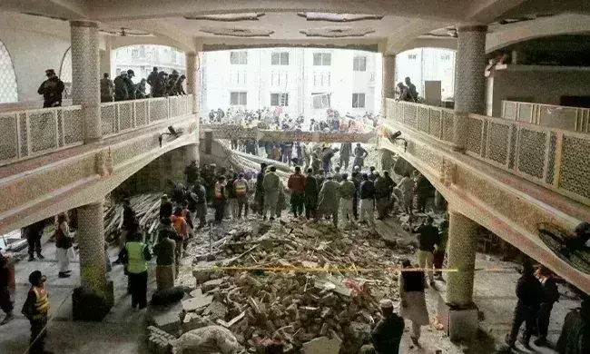 Pakistan Mosque Blast: పోలీస్ డ్రెస్ లో వచ్చి తనని తాను పేల్చుకున్నాడు Pakistan Mosque Blast: పోలీస్ డ్రెస్ లో వచ్చి తనని తాను పేల్చుకున్నాడు