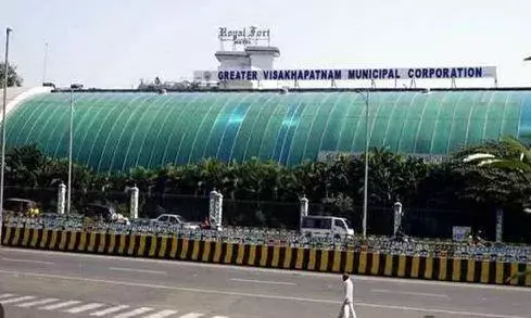 AndhraPradesh: GVMC ముందు విపక్షాల ధర్నా