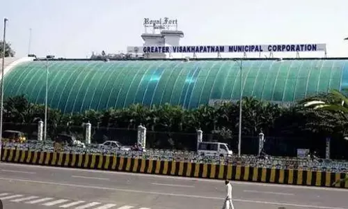 AndhraPradesh: GVMC ముందు విపక్షాల ధర్నా