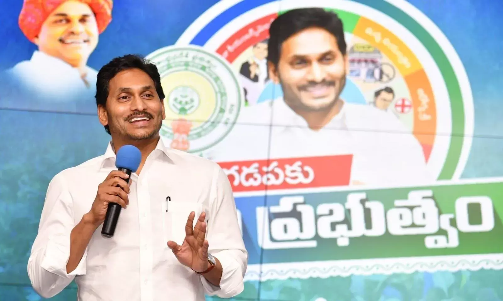 AndhraPradesh: గడపగడపలో చేదు అనుభవం.. చేసేది లేక పైసల పంపకం AndhraPradesh: గడపగడపలో చేదు అనుభవం.. చేసేది లేక పైసల పంపకం