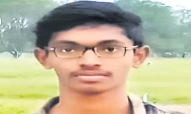 AP : నారాయణ కాలేజీలో ఉరి వేసుకున్న విద్యార్థి..!? AP : నారాయణ కాలేజీలో ఉరి వేసుకున్న విద్యార్థి..!?