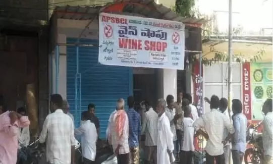 AP : మద్యం బాటిళ్లు కొంటే ఫోటోలు తీస్తున్నారు AP : మద్యం బాటిళ్లు కొంటే ఫోటోలు తీస్తున్నారు