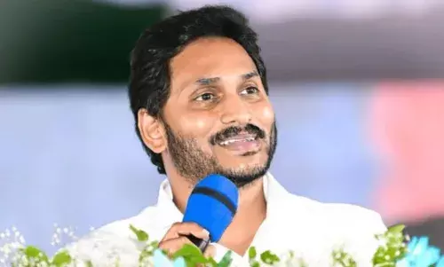 AP : విశాఖకు తరలుతున్న అధికార యంత్రాంగం AP : విశాఖకు తరలుతున్న అధికార యంత్రాంగం