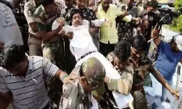 పోలీసులపై కొల్లు రవీంద్ర ఫైర్.. పోలీసులపై కొల్లు రవీంద్ర ఫైర్..