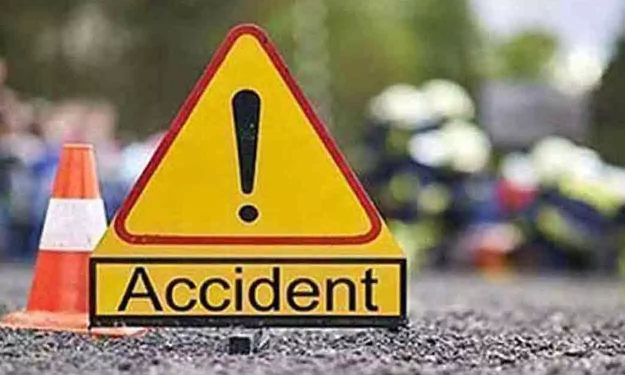 Accident : డీసీఎంను ఢీకొట్టిన కారు.. ముగ్గురు మృతి Accident : డీసీఎంను ఢీకొట్టిన కారు.. ముగ్గురు మృతి