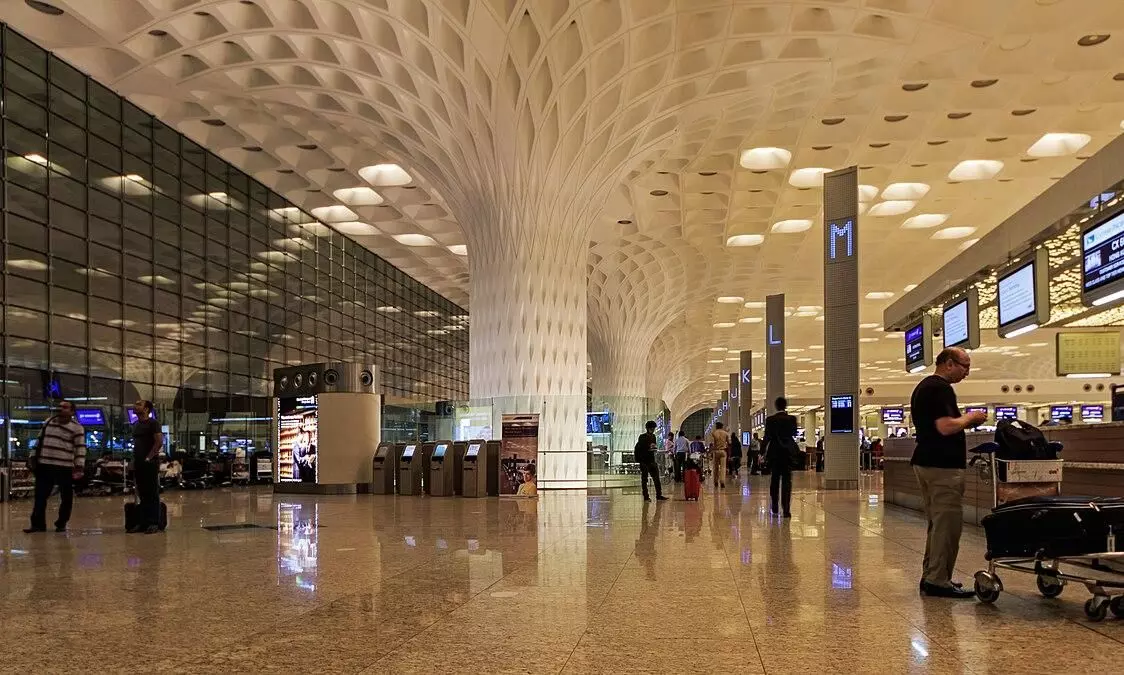 Mumbai: ఉగ్ర నీడలో ఎయిర్ పోర్ట్.. Mumbai: ఉగ్ర నీడలో ఎయిర్ పోర్ట్..