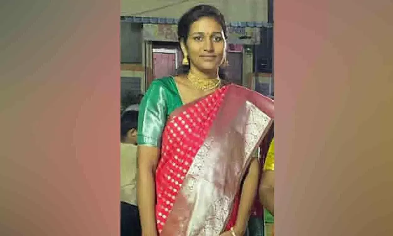 Telangana: కట్నం వేధింపులు భరించలేక కమిషనర్ భార్య ఆత్మహత్య Telangana: కట్నం వేధింపులు భరించలేక కమిషనర్ భార్య ఆత్మహత్య
