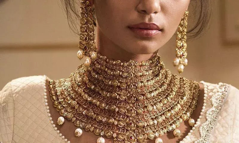 Gold and Silver Rates Today : నిలకడగా బంగారం.. పెరిగిన వెండి ధరలు.. Gold and Silver Rates Today : నిలకడగా బంగారం.. పెరిగిన వెండి ధరలు..