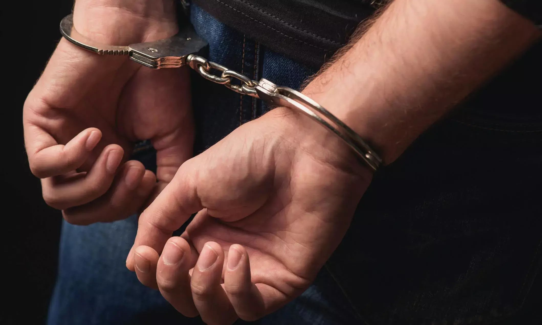 Crime: పోకిరి ఆట కట్టించిన బాలిక Crime: పోకిరి ఆట కట్టించిన బాలిక