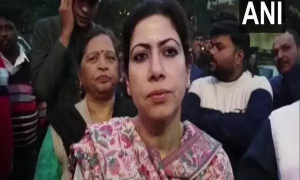 Crime: బైక్పై వచ్చి బాలికను ఎత్తుకెళ్లి.. Crime: బైక్పై వచ్చి బాలికను ఎత్తుకెళ్లి..