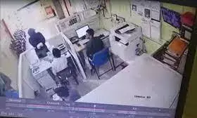 Viral News: బురఖా ధరించి బ్యాంకు దోపిడీ.. సిబ్బంది చాకచక్యంతో.. Viral News: బురఖా ధరించి బ్యాంకు దోపిడీ.. సిబ్బంది చాకచక్యంతో..