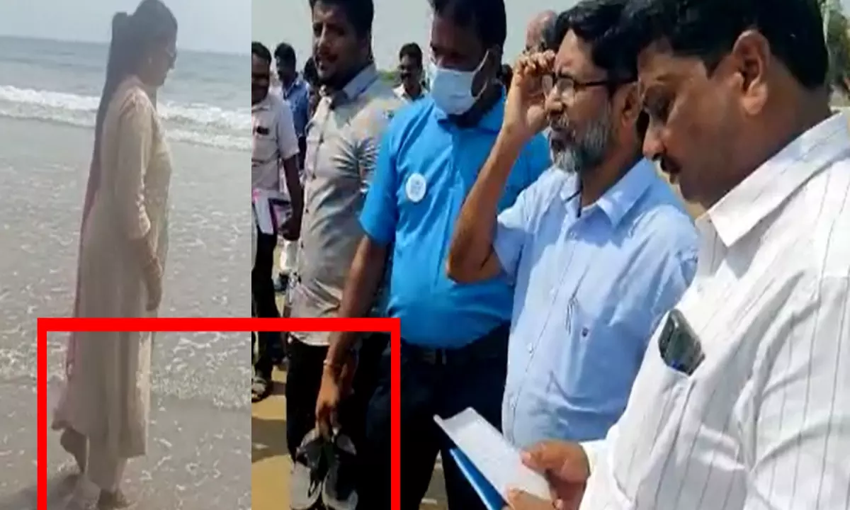 Andhra Pradesh : మంత్రి రోజా చెప్పులు మోసిన టూరిస్టు అధికారి Andhra Pradesh : మంత్రి రోజా చెప్పులు మోసిన టూరిస్టు అధికారి