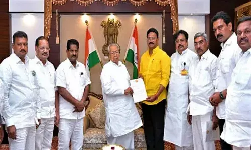 యువగళానికి అడుగడుగునా అడ్డంకులు.. గవర్నర్కు ఫిర్యాదు యువగళానికి అడుగడుగునా అడ్డంకులు.. గవర్నర్కు ఫిర్యాదు