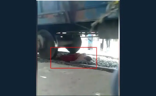 viral video: ఒళ్లు గగుర్పొడిచే దృశ్యం.. కదులుతున్న రైలు కింద మహిళ