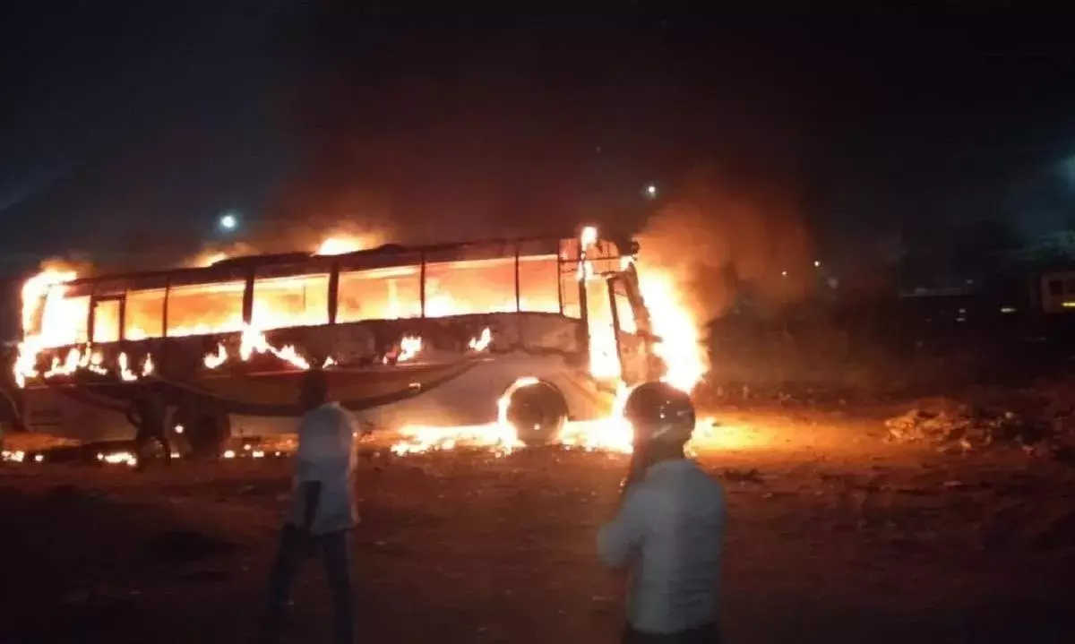 Fire Accident: పార్క్ చేసిన  బస్సుల్లో మంటలు.. మూడు బస్సులు దగ్ధం Fire Accident: పార్క్ చేసిన  బస్సుల్లో మంటలు.. మూడు బస్సులు దగ్ధం