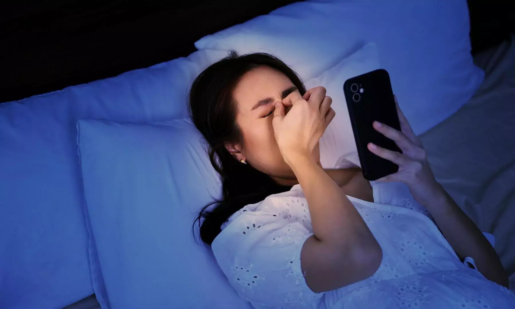 Smart Phone Syndrome : ఫోన్ చూస్తూ చూపు కోల్పోయింది...