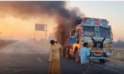Sanga Reddy : బియ్యం లారీకి మంటలు Sanga Reddy : బియ్యం లారీకి మంటలు