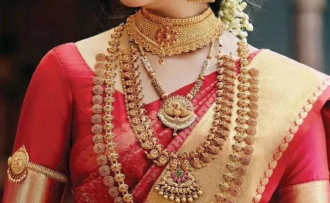 Gold and Silver Rates Today : తగ్గిన బంగారం, పెరిగిన వెండి ధరలు.. ఈ రోజు మార్కెట్లో ఈ విధంగా..