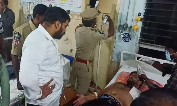 బారాషహీద్ వద్ద హత్యాయత్నం.. ఛేదించిన పోలీసులు బారాషహీద్ వద్ద హత్యాయత్నం.. ఛేదించిన పోలీసులు