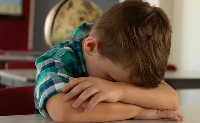 Gorakhpur: క్లాస్ రూమ్లో నిద్రపోయిన చిన్నారి.. గమనించని సిబ్బంది తాళం వేసి.. Gorakhpur: క్లాస్ రూమ్లో నిద్రపోయిన చిన్నారి.. గమనించని సిబ్బంది తాళం వేసి..