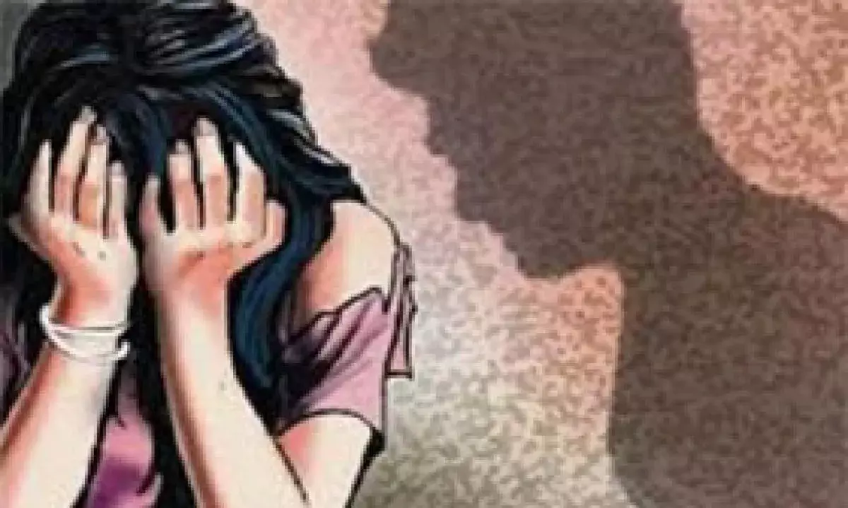 Delhi Crime: మత్తుమందు ఇచ్చి కారులోనే టెకీపై లైంగిక దాడి... Delhi Crime: మత్తుమందు ఇచ్చి కారులోనే టెకీపై లైంగిక దాడి...