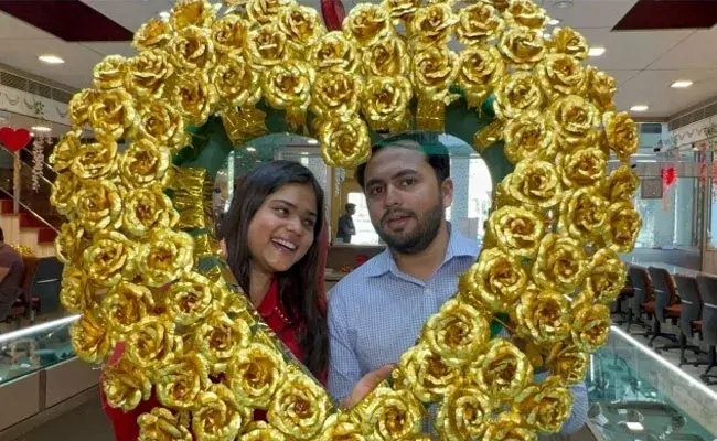 Surat: ఎంత ఘాటు ప్రేమో.. భర్తకు బంగారు పూల బహుమతి