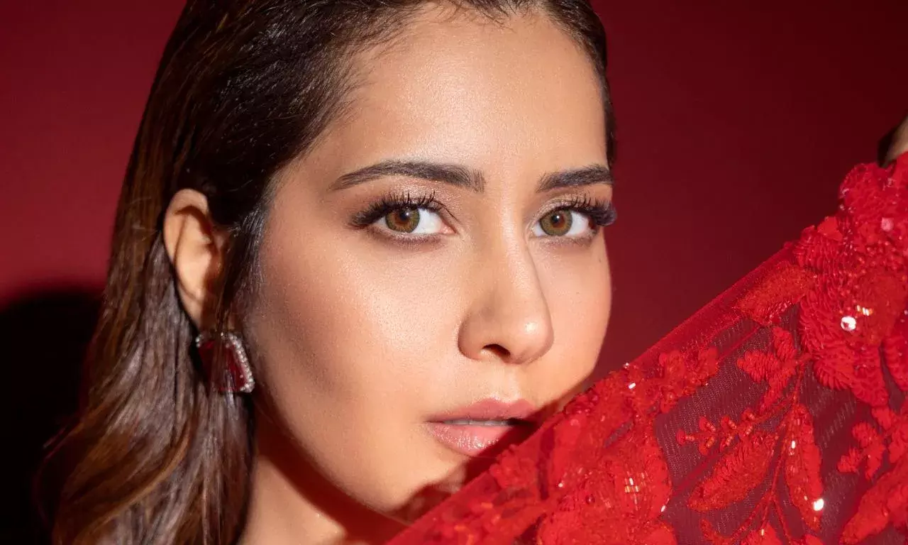 Rasi Khanna: మబ్బుల్లో తేలిపోతున్న అందాల రాశి