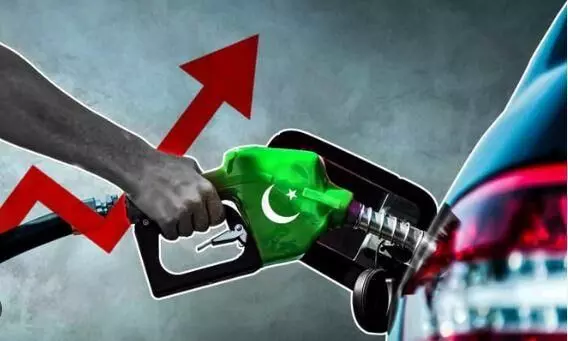 Pakistan Economic Crisis: పెట్రోల్ రూ.249, పాలు రూ.210, చికెన్ రూ.700 Pakistan Economic Crisis: పెట్రోల్ రూ.249, పాలు రూ.210, చికెన్ రూ.700