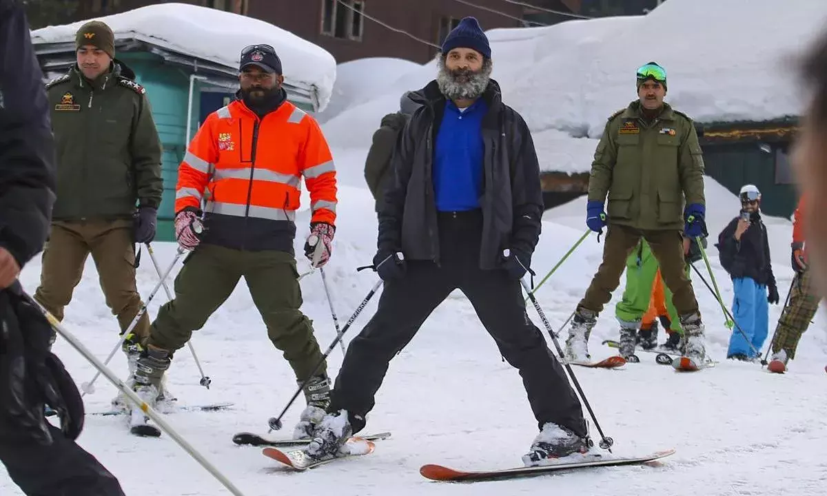 Rahul Gandhi: మంచుకొండల్లో... చిల్ అవుతూ... Rahul Gandhi: మంచుకొండల్లో... చిల్ అవుతూ...
