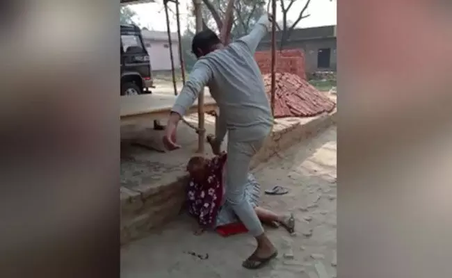 Video Viral: కొంచెం కూడా బుద్ది లేదు.. నీళ్ల కోసం వృద్ద మహిళను కాలితో.. Video Viral: కొంచెం కూడా బుద్ది లేదు.. నీళ్ల కోసం వృద్ద మహిళను కాలితో..