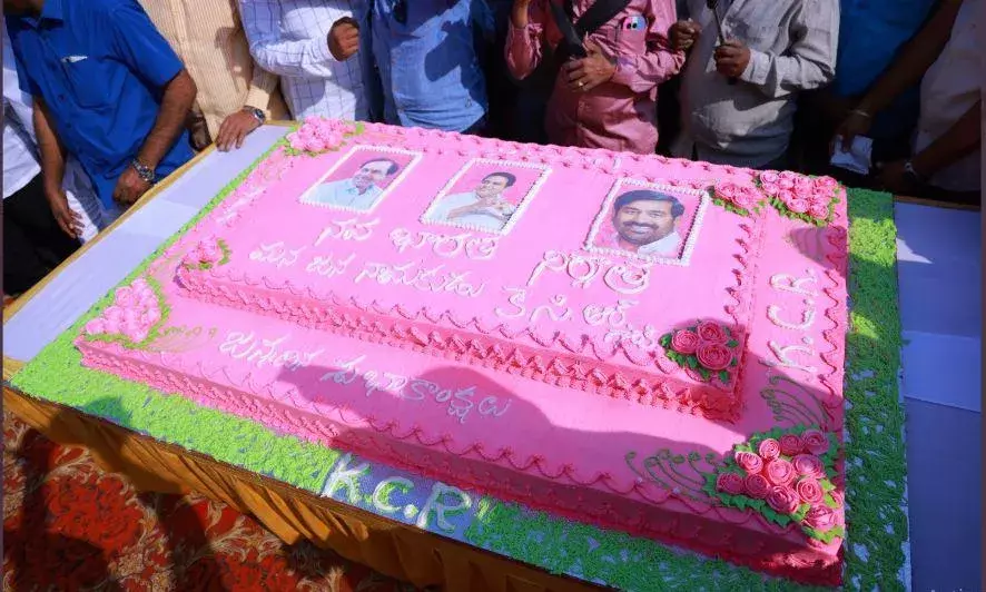 CM KCR : 70 కేజీల కేక్ తో సంబరాలు CM KCR : 70 కేజీల కేక్ తో సంబరాలు
