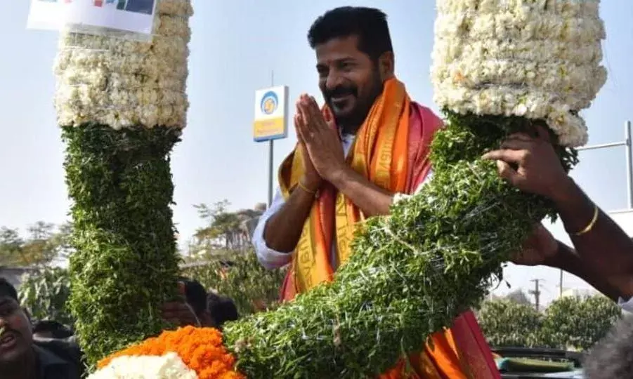 Telangana: ప్రభుత్వంపై నిప్పులు చెరుగుతూ..ముందడుగు Telangana: ప్రభుత్వంపై నిప్పులు చెరుగుతూ..ముందడుగు