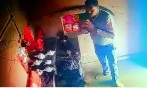Jaipur : ఓ మంచి దేవుడా... ఈ దొంగను క్షమిస్తావు కదూ..!