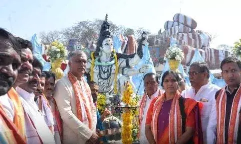 TS : వన దుర్గమ్మకు పట్టువస్త్రాలు సమర్పించిన మంత్రి హరీష్ రావు TS : వన దుర్గమ్మకు పట్టువస్త్రాలు సమర్పించిన మంత్రి హరీష్ రావు