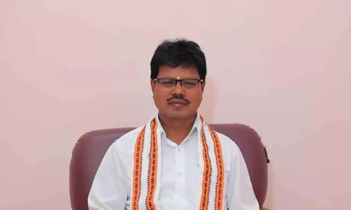 Srisailam: మంత్రి పెద్దిరెడ్డి కాళ్లు మొక్కిన శ్రీశైలం ఈవో లవన్న Srisailam: మంత్రి పెద్దిరెడ్డి కాళ్లు మొక్కిన శ్రీశైలం ఈవో లవన్న