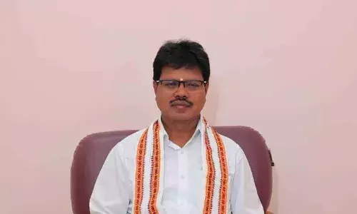 Srisailam: మంత్రి పెద్దిరెడ్డి కాళ్లు మొక్కిన శ్రీశైలం ఈవో లవన్న Srisailam: మంత్రి పెద్దిరెడ్డి కాళ్లు మొక్కిన శ్రీశైలం ఈవో లవన్న