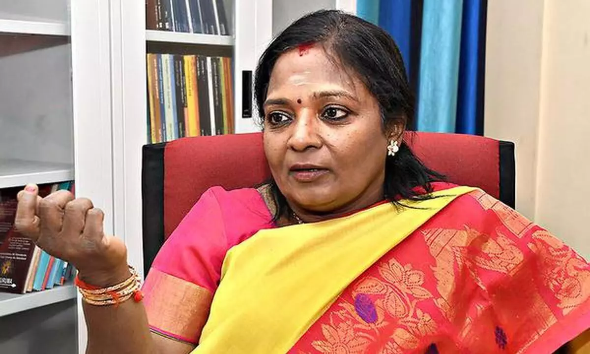 Telangana: పట్టుతప్పి పడిపోయిన గవర్నర్ తమిళిసై Telangana: పట్టుతప్పి పడిపోయిన గవర్నర్ తమిళిసై