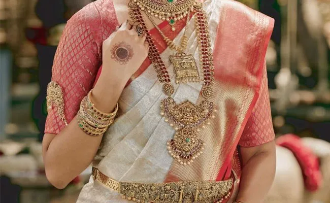 Gold and Silver Rates Today : తగ్గిన బంగారం, నిలకడగా వెండి ధరలు.. ఈ రోజు మార్కెట్లో ఈ విధంగా.. Gold and Silver Rates Today : తగ్గిన బంగారం, నిలకడగా వెండి ధరలు.. ఈ రోజు మార్కెట్లో ఈ విధంగా..