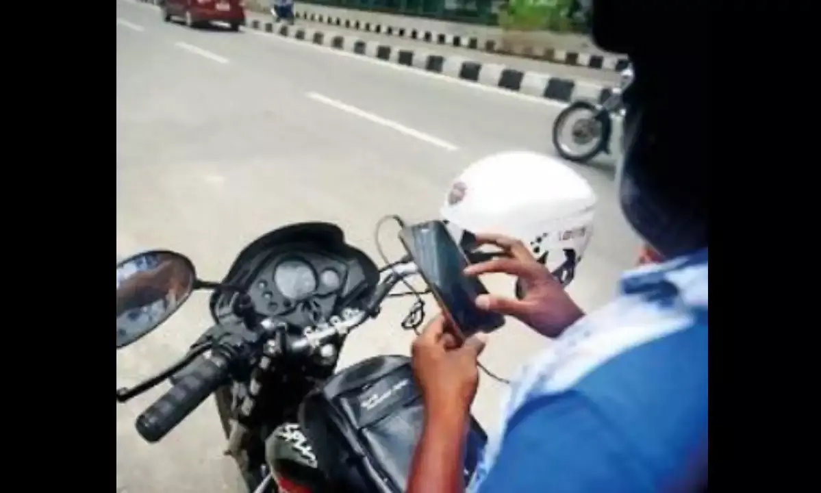 Delhi: బైక్ ట్యాక్సీలపై నిషేధం Delhi: బైక్ ట్యాక్సీలపై నిషేధం