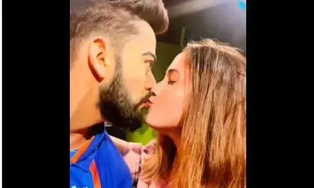 Cricket : కోహ్లీకి ముద్దిచ్చిన యువతి