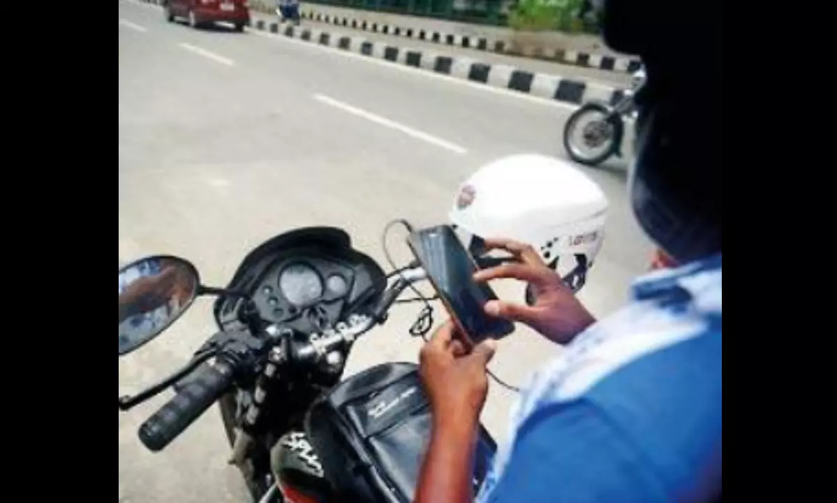 Delhi: బైక్ ట్యాక్సీలపై నిషేధం Delhi: బైక్ ట్యాక్సీలపై నిషేధం