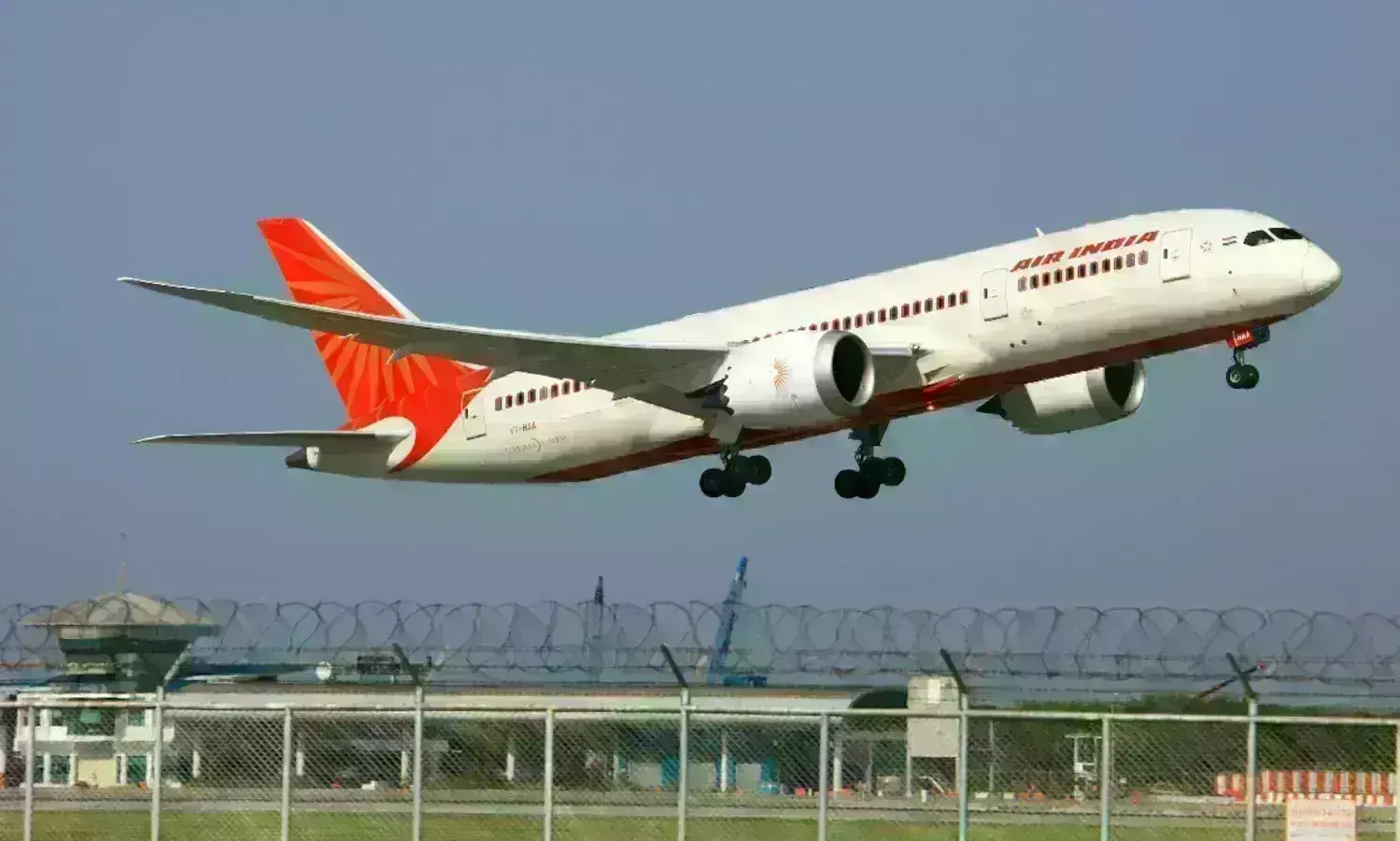Air India: స్వీడన్ లో ఎమర్జెన్సీ ల్యాండింగ్.... Air India: స్వీడన్ లో ఎమర్జెన్సీ ల్యాండింగ్....